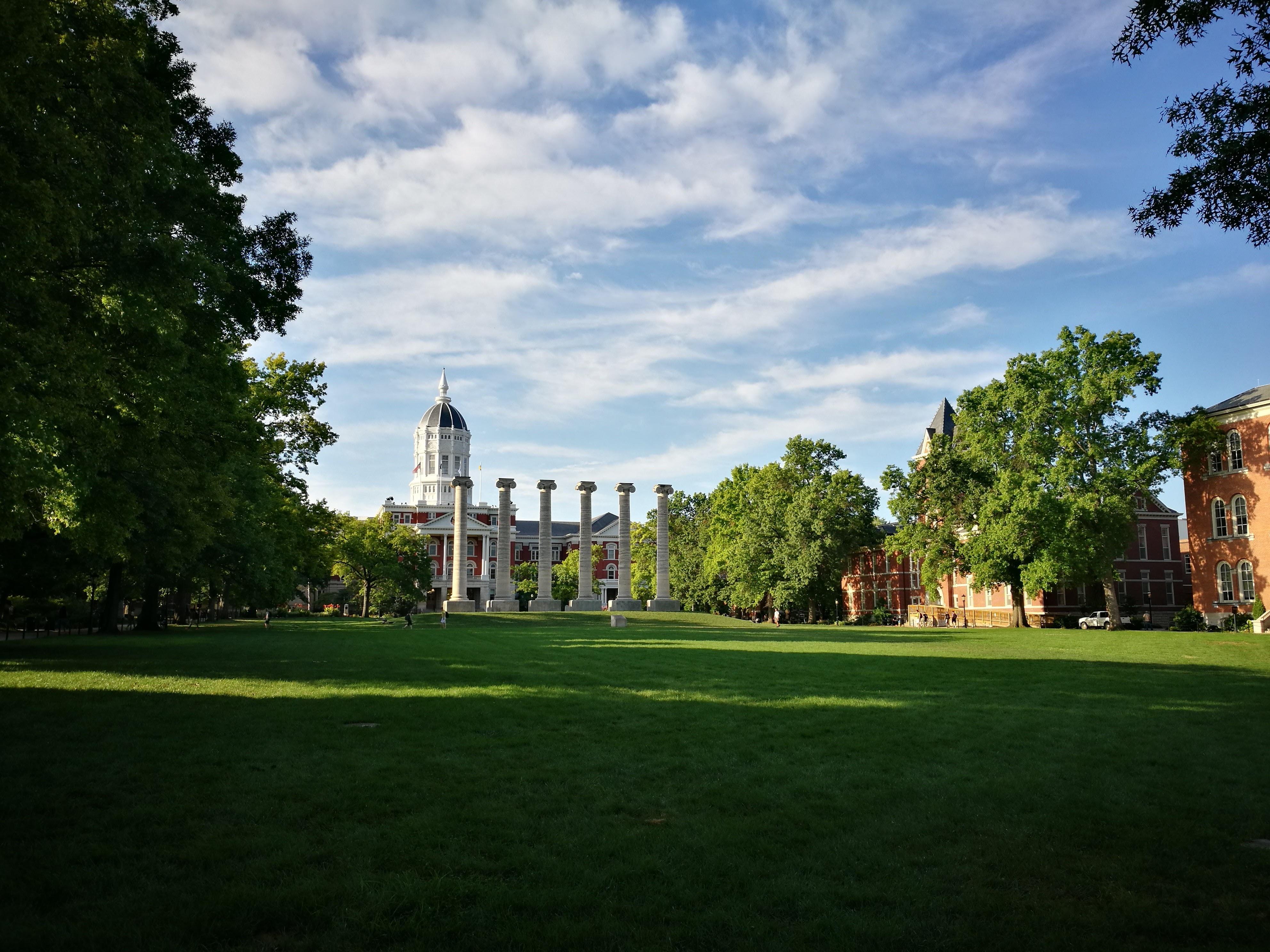 她毕业于美国密苏里大学新闻学院,这个学院是"世界上第一所新闻学院".