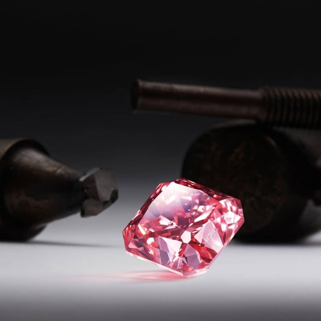 阿盖尔钻石的闻名,主要因素是阿盖尔钻石粉钻的颜色的强度.