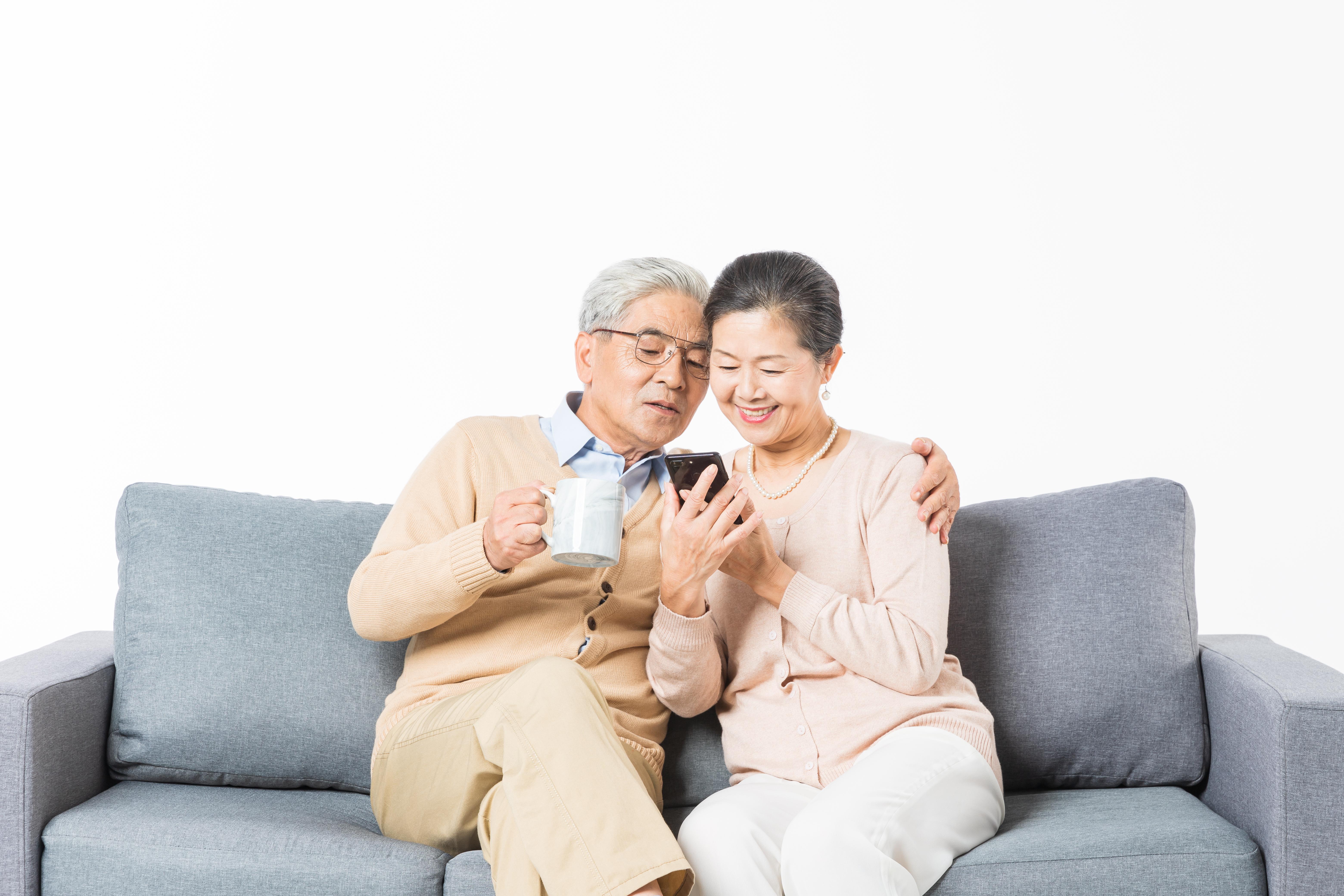 玩不转手机的晚年是不安的,成为"网瘾老年"可以随时和老姐妹视频通话