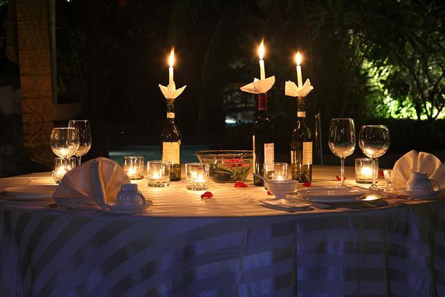 夜色撩人一场红酒牛排的浪漫烛光晚餐