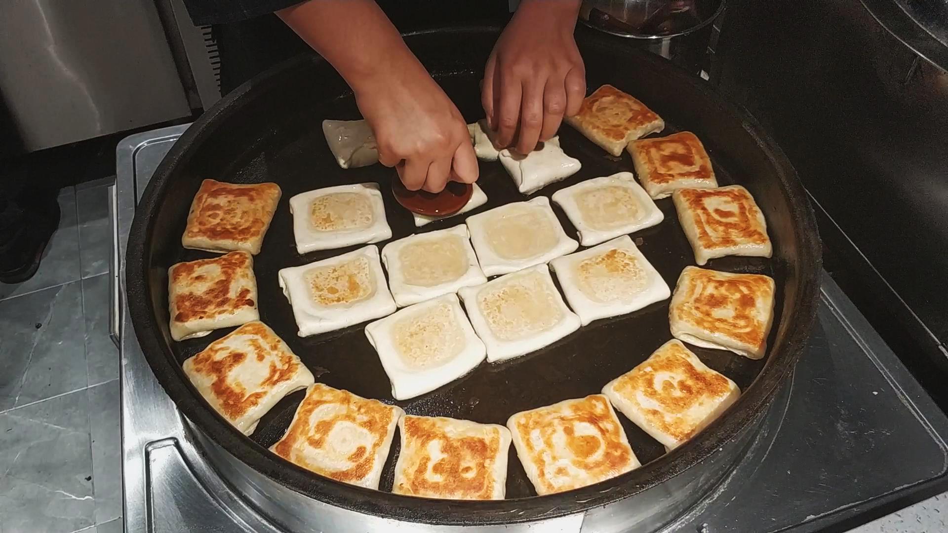 河北唐山美食排名第一的唐山宴,8元一个猪头肉火烧,实在太香了