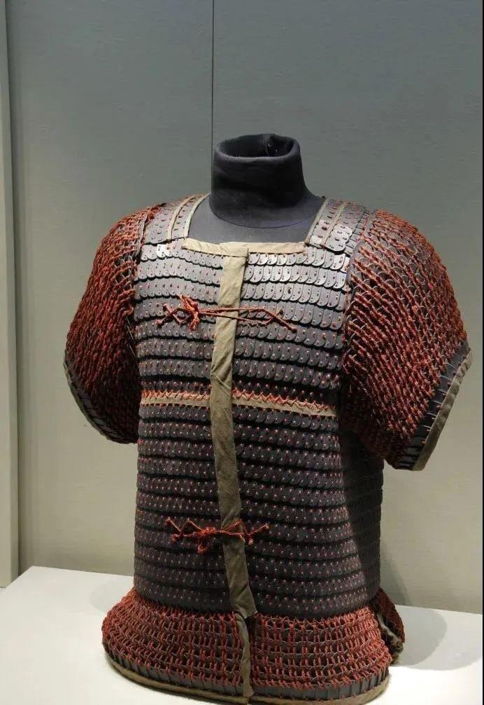 超过2800片金属甲片手工编制而成,制作工艺参照真实的汉代盔甲结构
