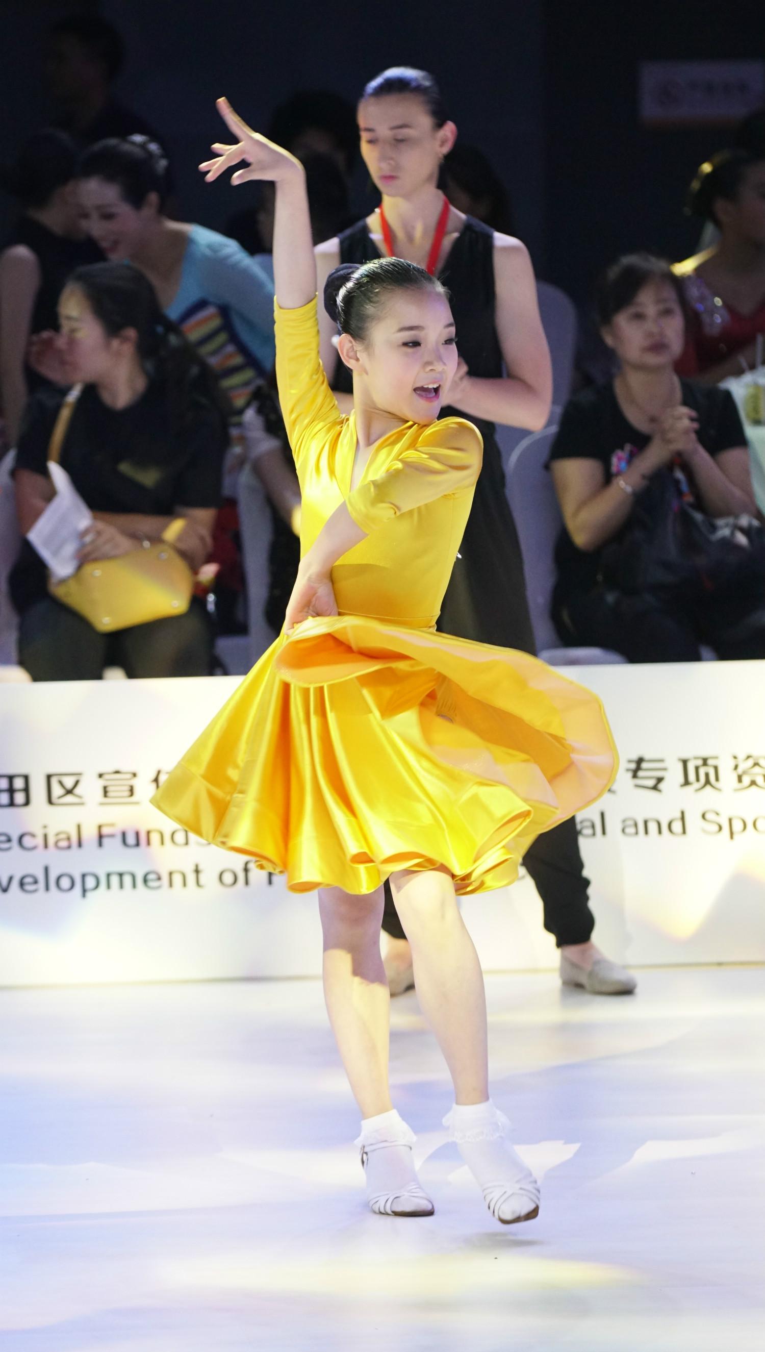 小星百科何向晴女少年拉丁舞冠军2018福田杯10岁精英组冠军及无龄差