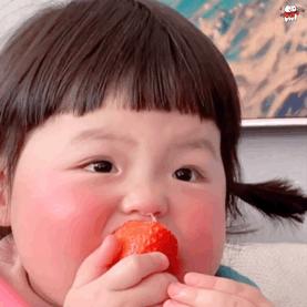 小女孩吃草莓表情包图片