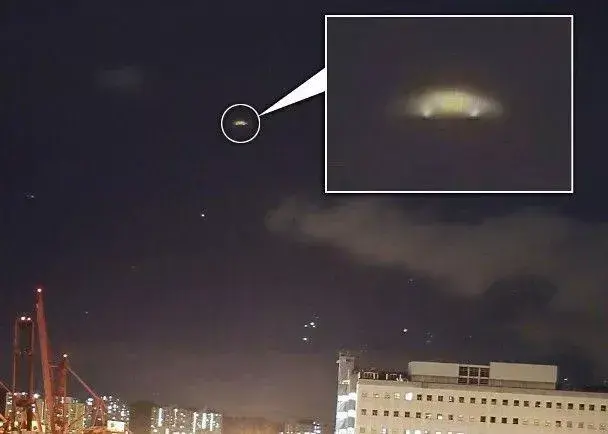 体,相中见到1只飞碟状的发光体,贴文者指"长曝8秒,发现影到疑似ufo"