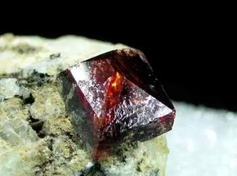 长石)31氟盐32氟碳铈矿33红锌矿34针钠锰石针钠锰石 钠沸石 方沸石 霓