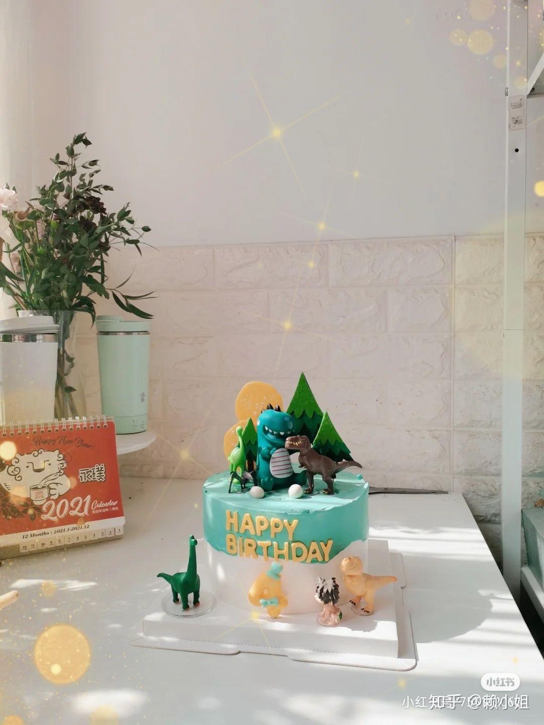 用甜食做成的恐龙形状的自制生日蛋糕 库存照片. 图片 包括有 恐龙, 特写镜头, 活动, 新鲜, 庭院 - 240084908