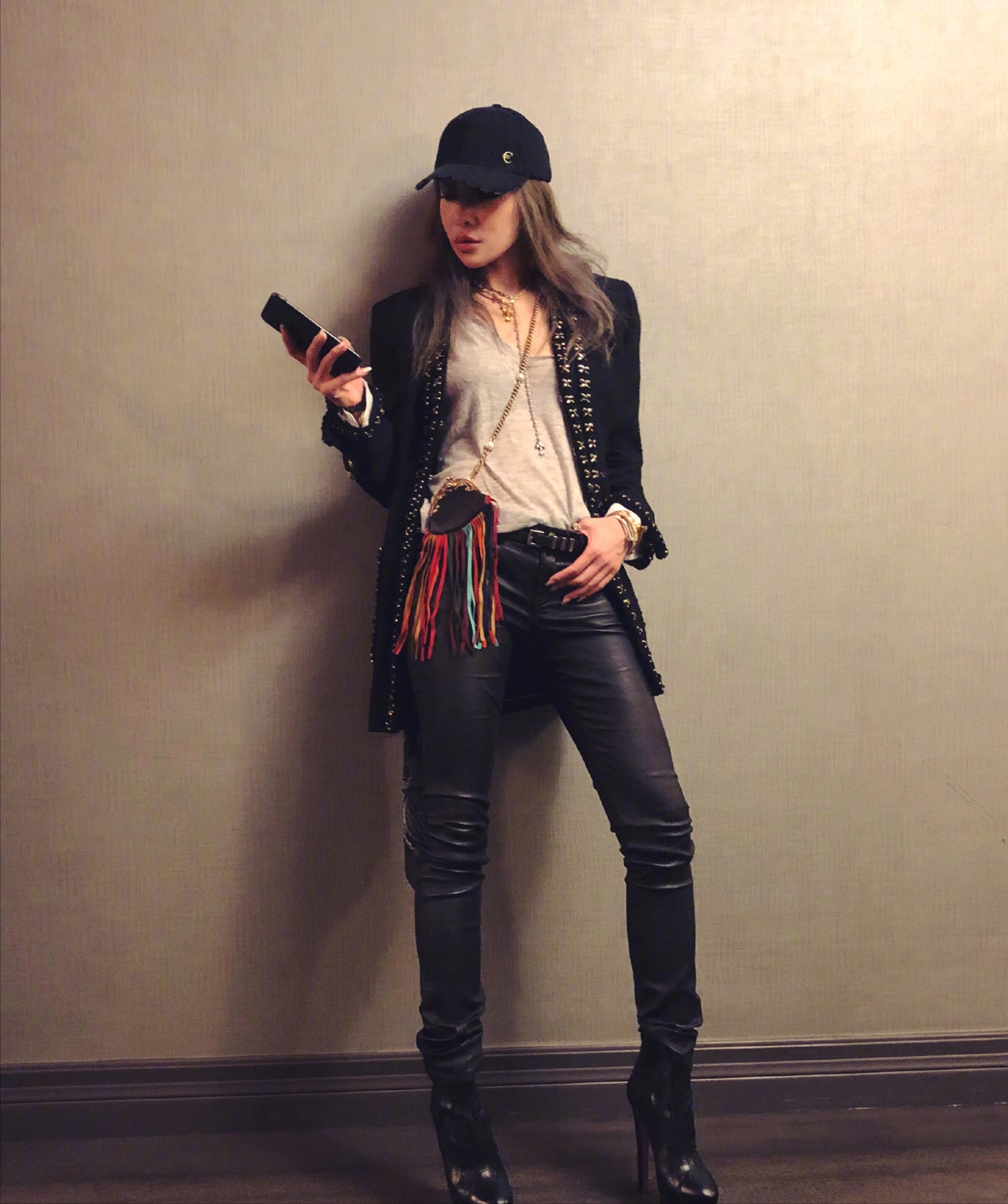 萧亚轩新发型太美了,剪空气刘海配框架眼镜,穿白t照样活力时尚