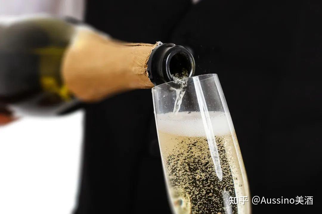如何倒酒才能做到滴酒不漏