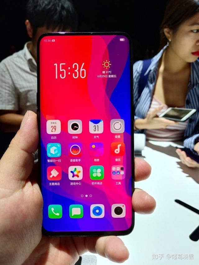 雙曲面全景屏的設計讓oppo find x保持超高屏佔比的同時卻能摒棄了
