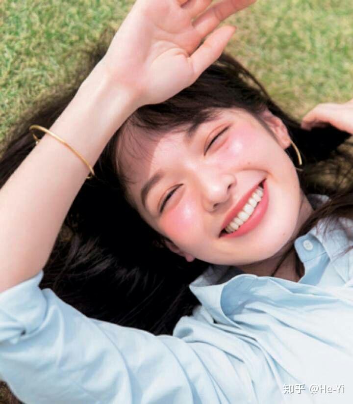 有哪些笑的很灿烂的照片头像