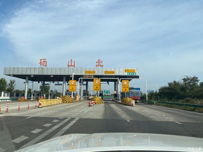 路上有一段高速显示堵车,下来高速走了一段,看到了明祖陵,进去看了下