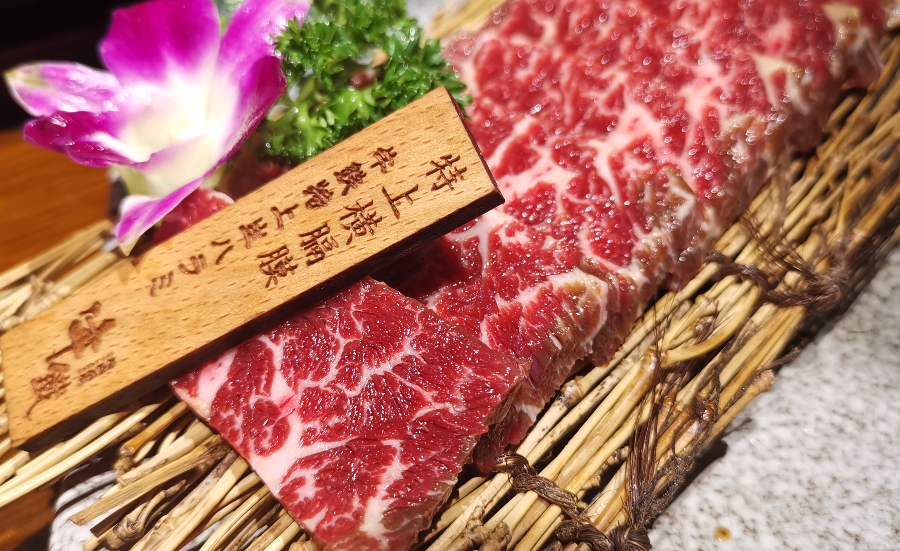 在日本吃近江牛肉的颜色就和别的牛肉颜色不一样