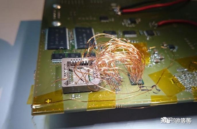 芯片引脚断了没关系剥开去盖后飞线还能用
