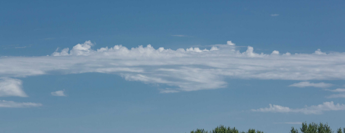 请问这叫什么云是堡状高积云吗