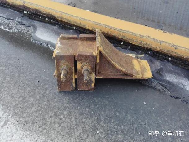 龙门吊等起重机抗风防滑装置主要有三类,即夹轨(轮)器,锚定装置和铁鞋