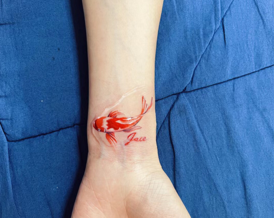 想用纹身盖住手腕的疤什么图案比较好