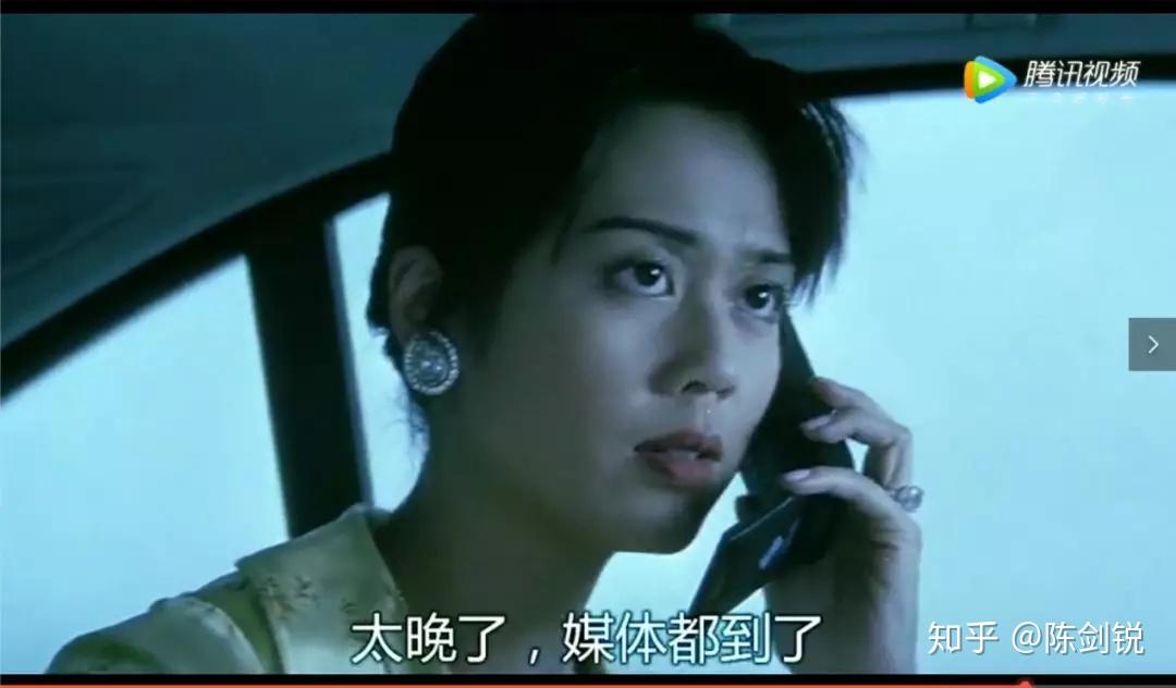 周朝先的夫人和一大票荷枪实弹的小弟看到一堆手无寸铁拿着摄像机的