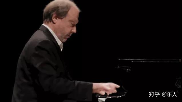 好像无论多么复杂的大跳和跑动都可以毫不费力的弹奏出来哈梅林弹《钟