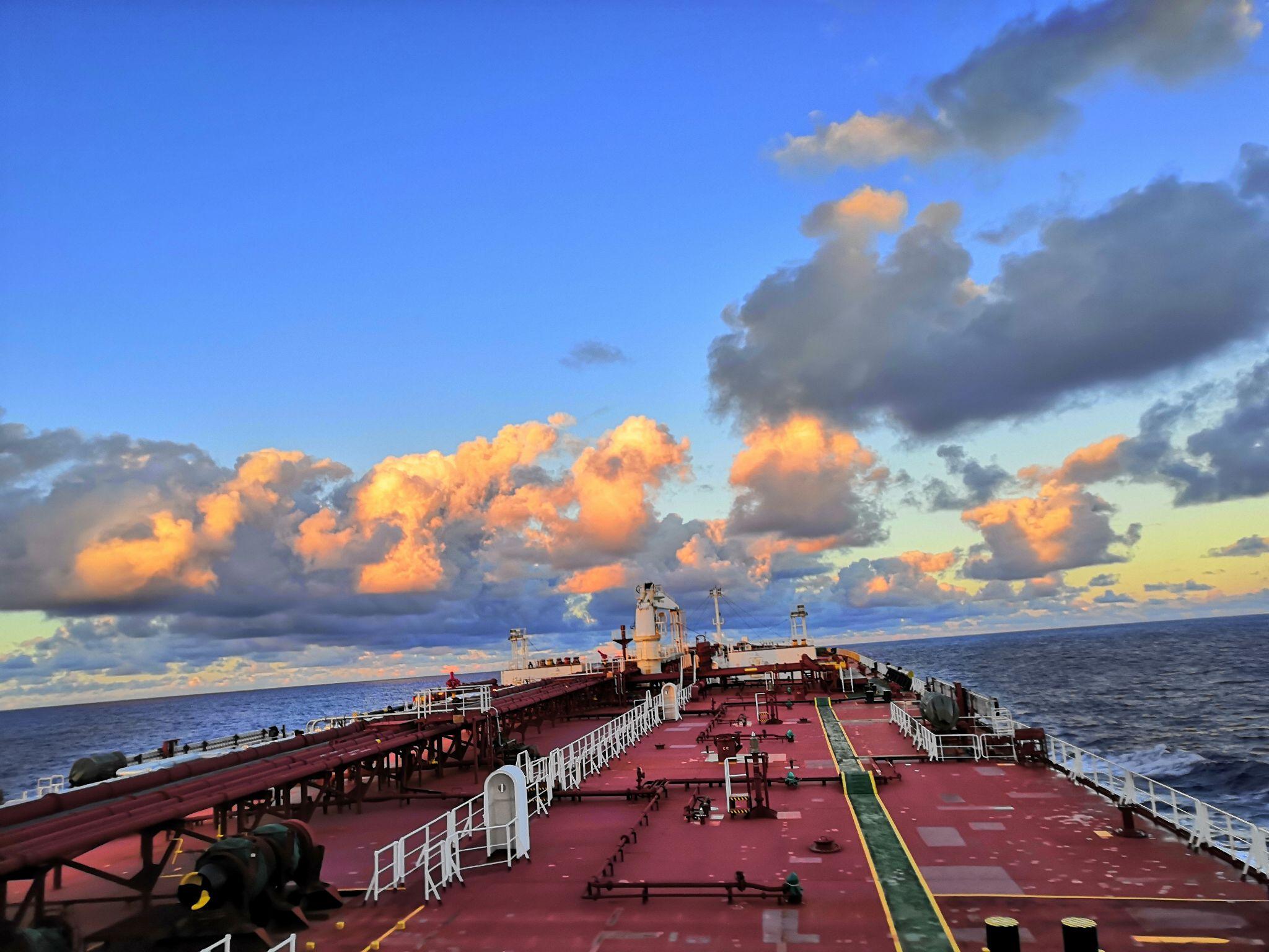 而且,跑船也没有那么可怕,跑船之后反而感觉生活更轻松