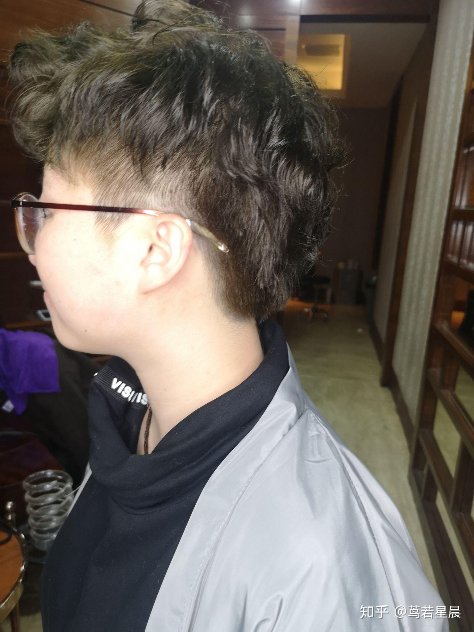 男生怎样留长发烫头发 v2-100fc1a5e0ce2d7e3c3ee8a46f7a40fc_r.jpg