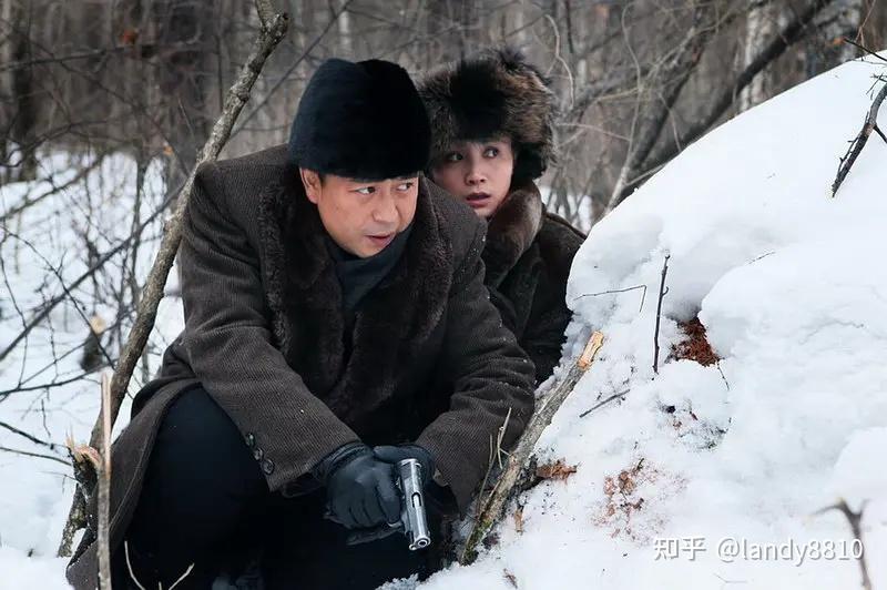 张嘉益 ,宋佳 ,程煜,咏梅,姬他,李洪涛,徐程主演的《悬崖》剧照