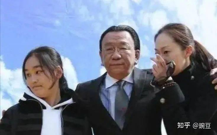 后来在侯耀文去世后,侯耀华说要做"侯门"的掌门人,但郭德纲却表示自己
