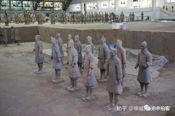 秦始皇帝陵博物院:秦兵马俑一号坑遗址,感受秦军步兵与战车方阵 - 知乎