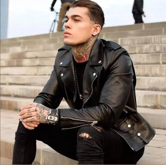 舔屏他拥有世界上最酷的纹身