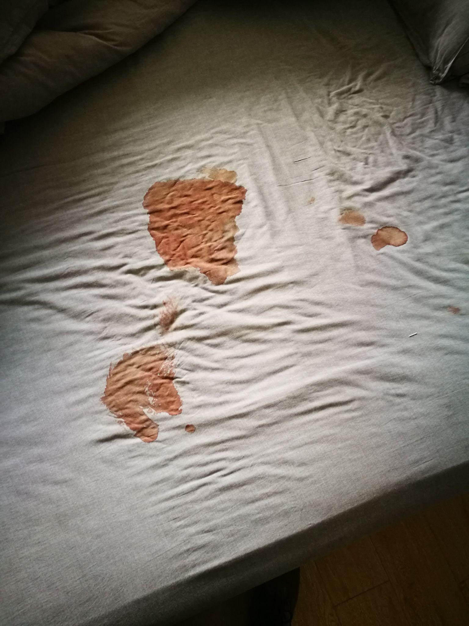 床单上的血落红图片