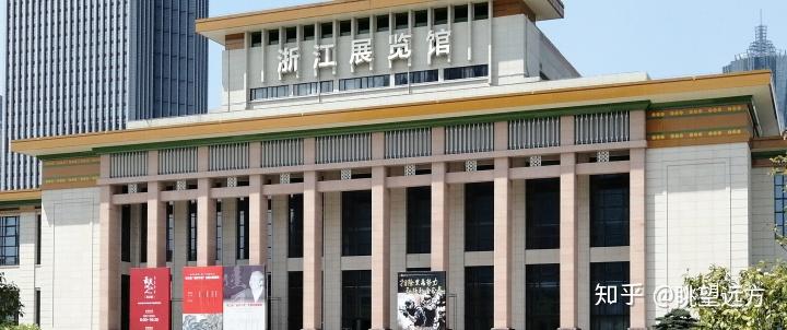 杭州地铁1号线坐到武林广场站,出地铁站往北走不远就能看见浙江展览馆