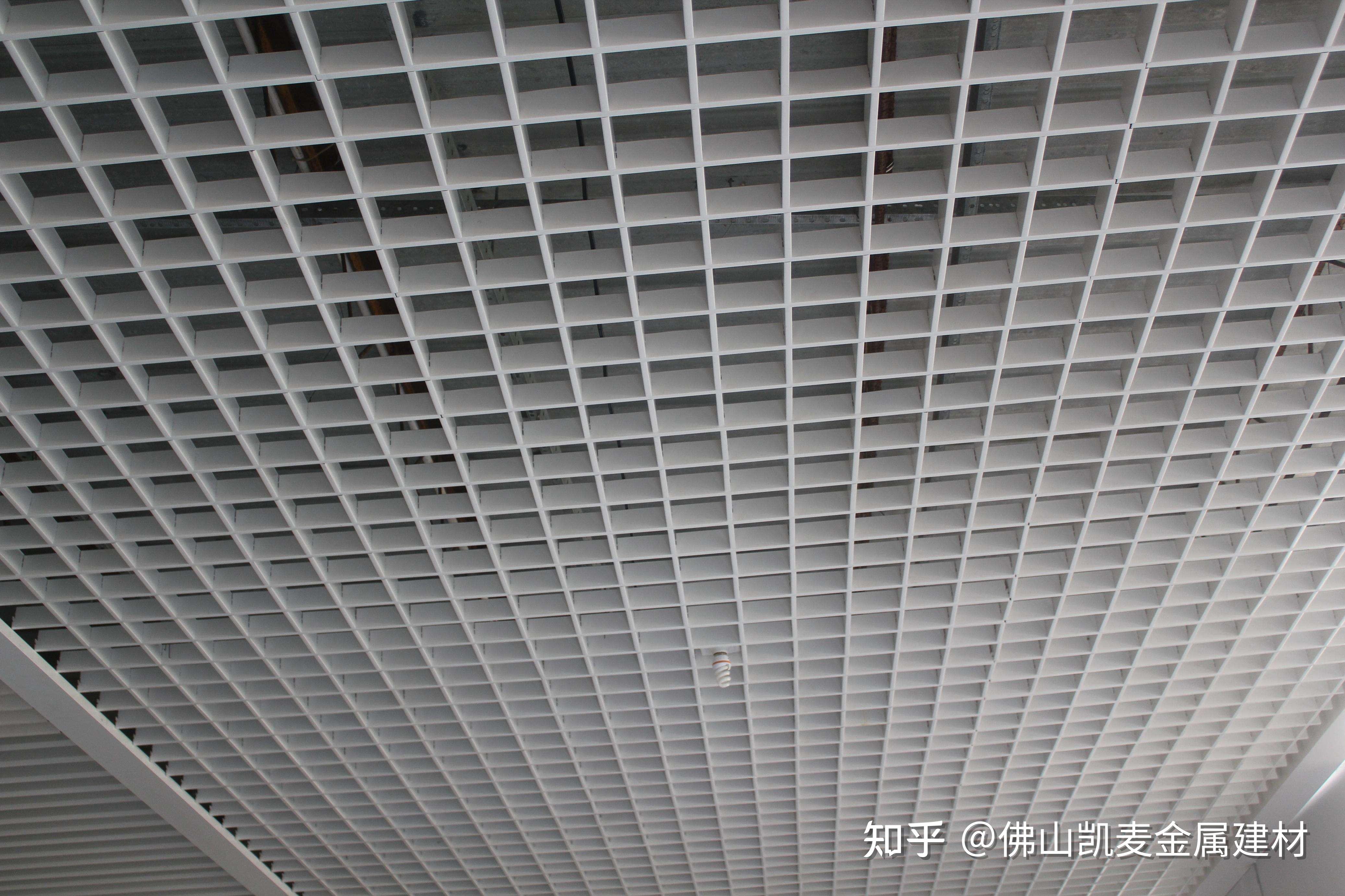 白色铝格栅图片