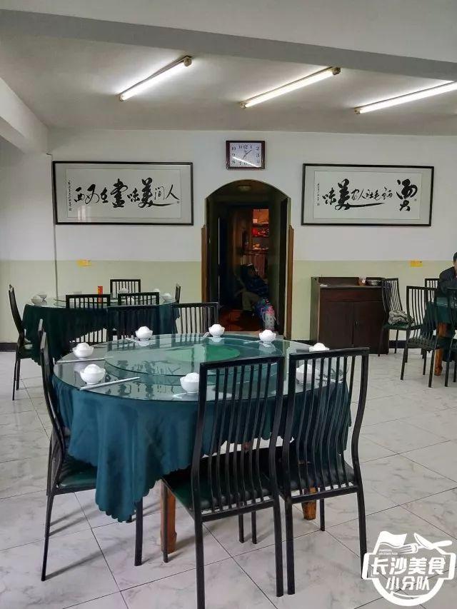 关键词:90年代,干净,服务到位一楼门面不大,仅放了3,4张小桌,被老板带