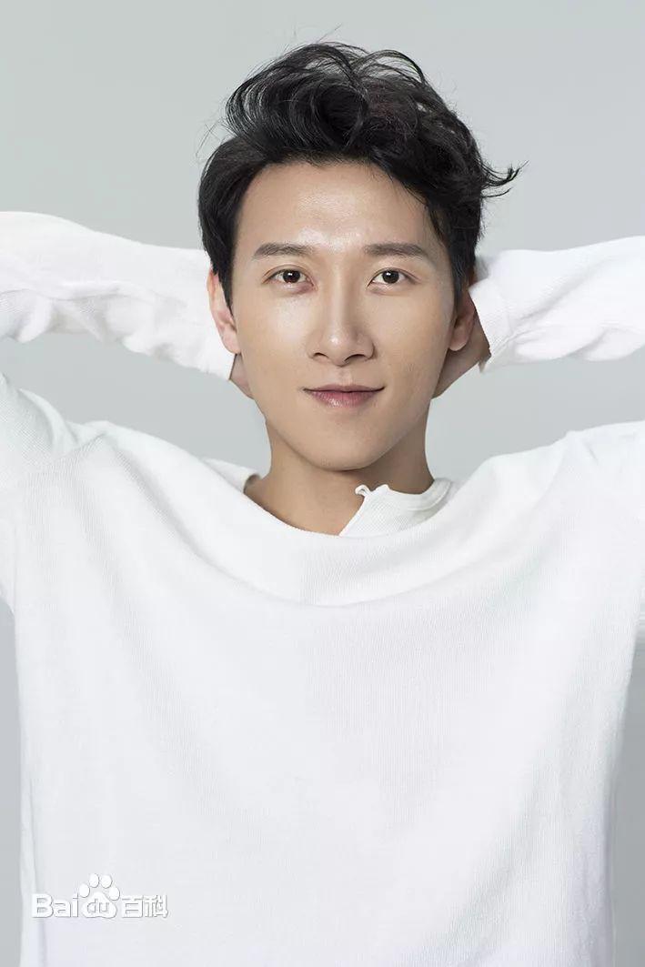 朱晗毕业于北京舞蹈学院国家一级演员,青年舞蹈家,研究生硕士学位北京