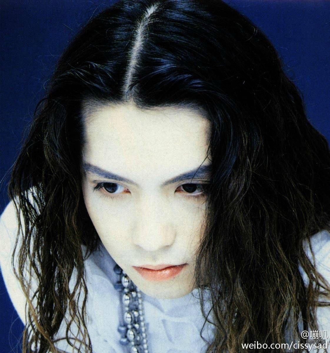 如何评价彩虹乐队主唱hyde的颜?