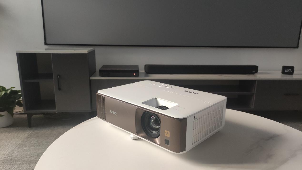 尽显4k真色明基4k家用投影仪w1800体验