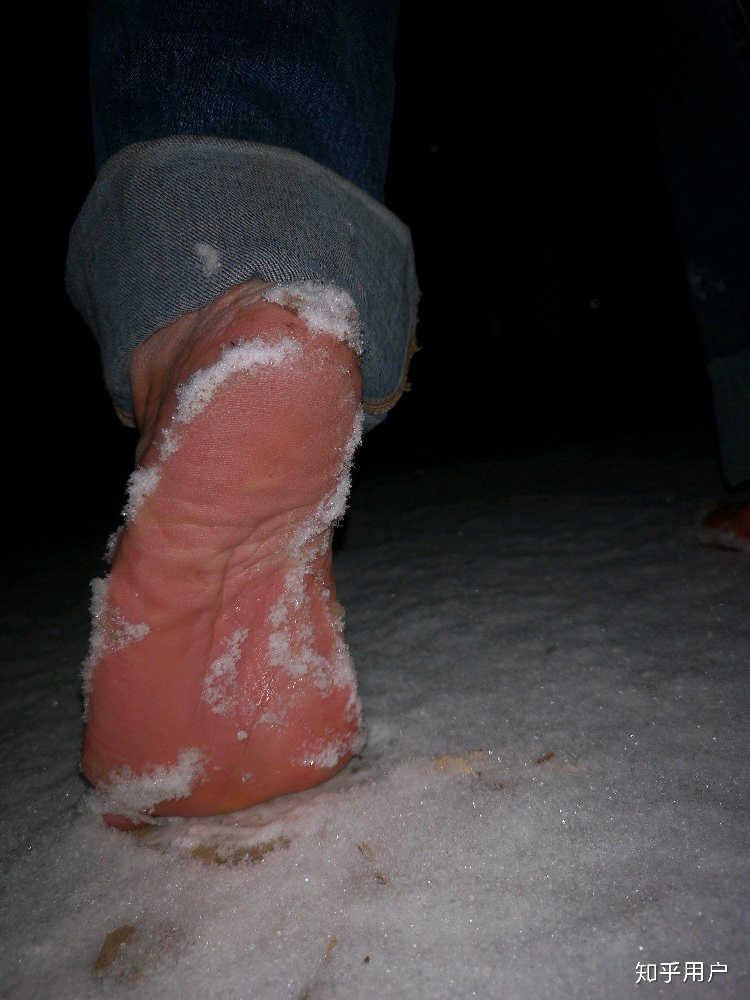 光脚踩雪地或光脚在雪地里奔跑是什么体验