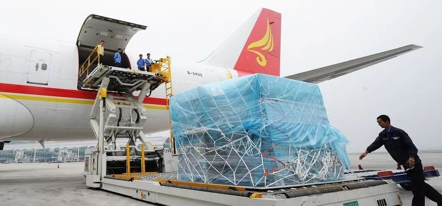 货舱内前要先填装入集装板或上图所示的集装器中,再集体装入飞机货舱