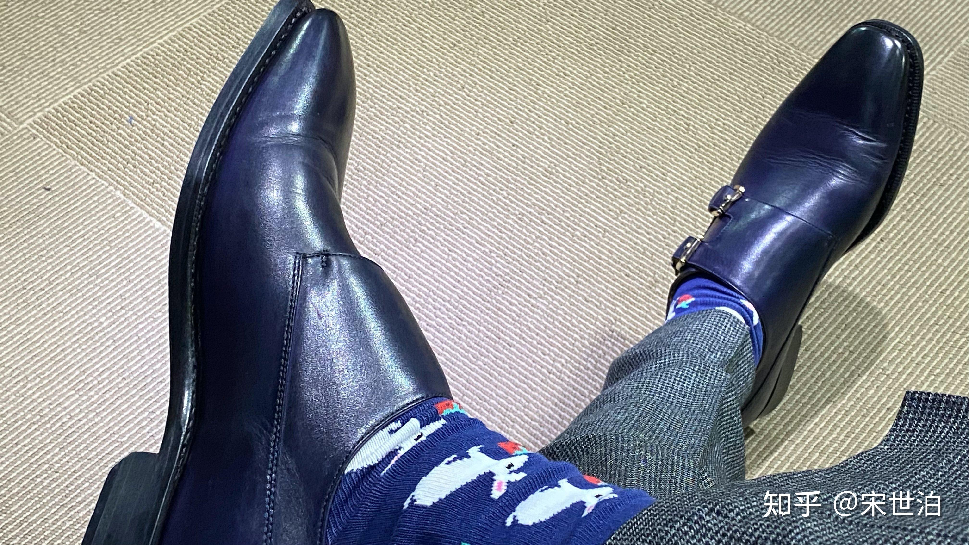世泊自拍皮鞋不是黑色,是深蓝色的,储备很久可派上用场了.