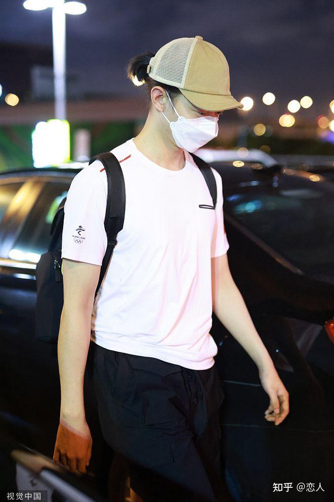 霍尊被曝大尺度聊天记录后淡定现身眼睛超肿