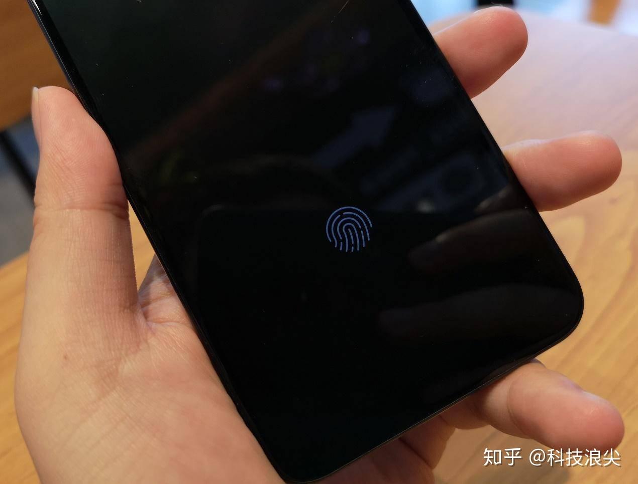 接着我们要聊的是小米8透明探索版的压感屏下指纹功能,相比传统的屏下