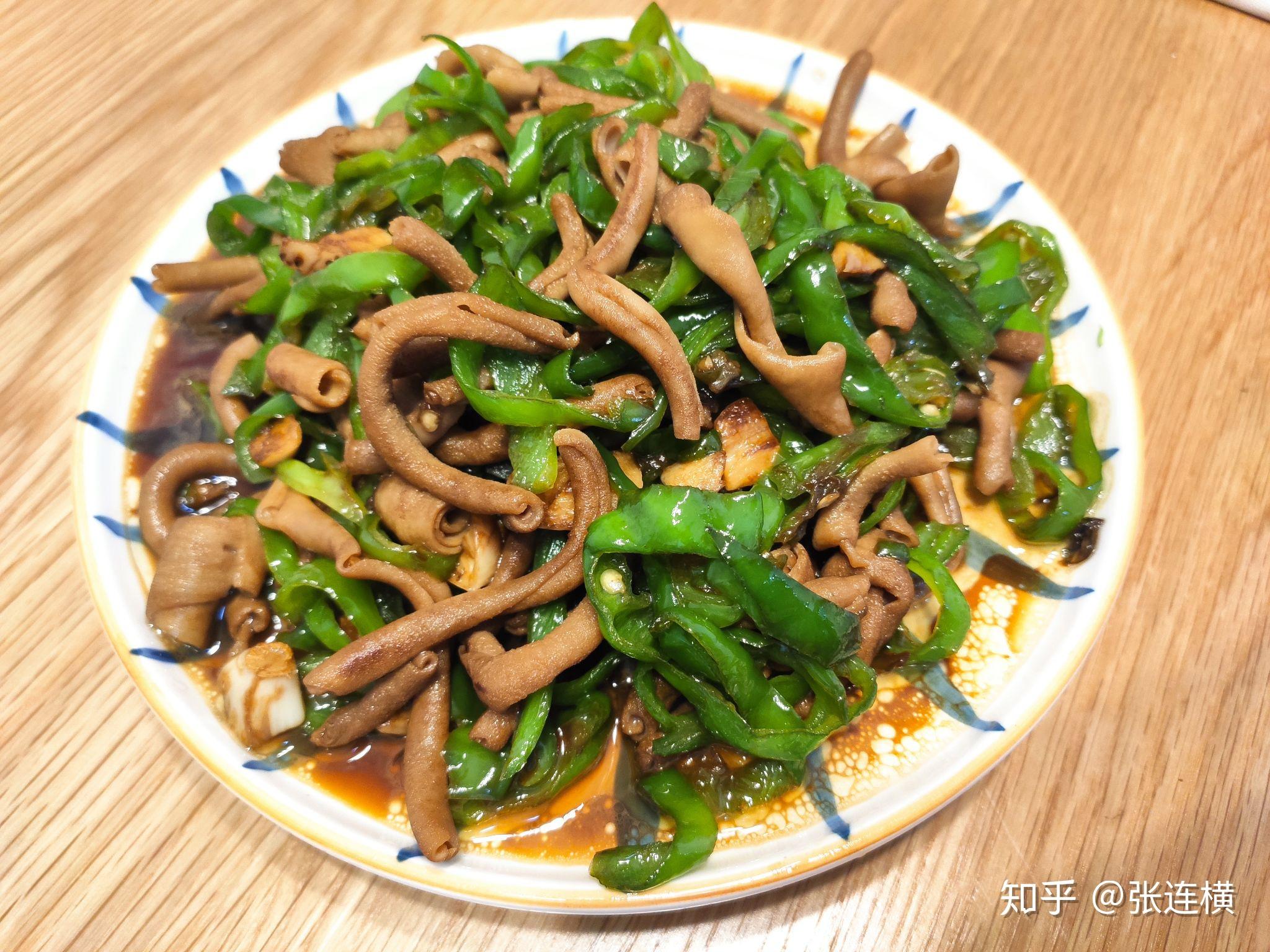 晚上做了青椒鸭肠,清炒苋菜,还煮了一个大乱炖的汤今天突然想烤饼干了