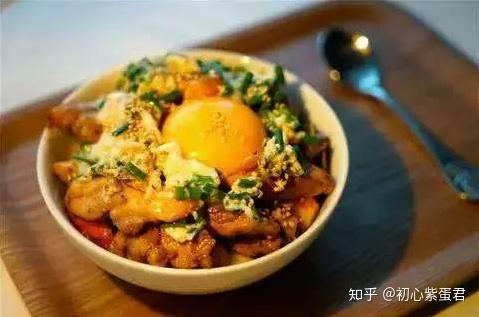 井饭井饭和丼饭：日本饮食文化中的两种主食