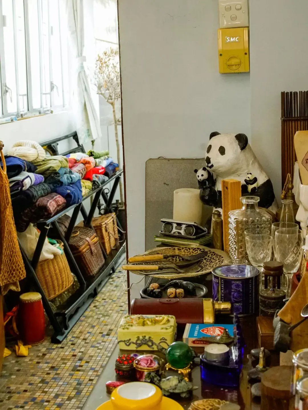 香港年轻人一辈子买不起房把破出租屋改成复古小窝