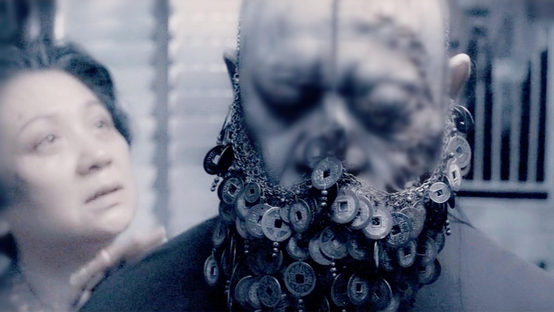 僵尸老太太为了将老伴变成僵尸复活将领居家小孩骗到家给老伴吃