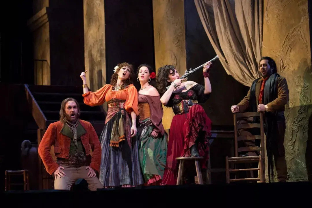 语言冲突,二话不说就干仗的卡门不同于以往歌剧女主角白莲花般的存在