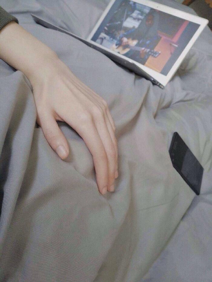 有没有好看的男生锁骨或者手的照片,能当背景图的那种(> )?