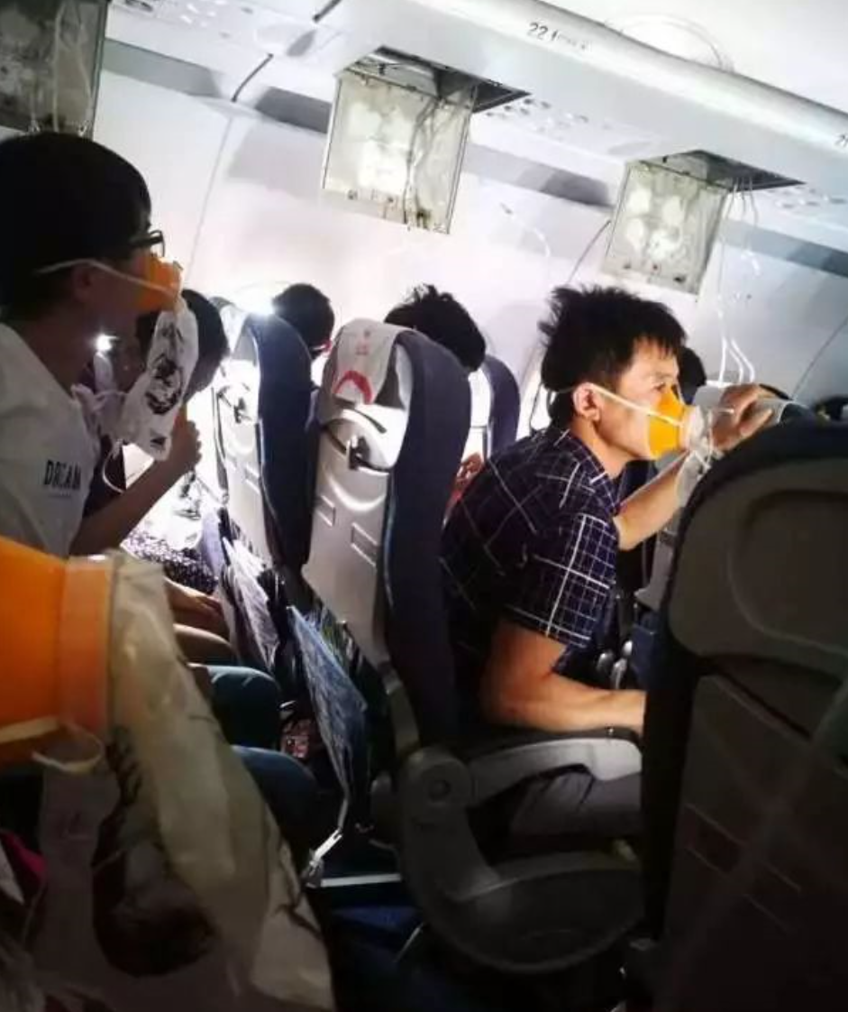 如何看待四川航空3u8633备降成都事件