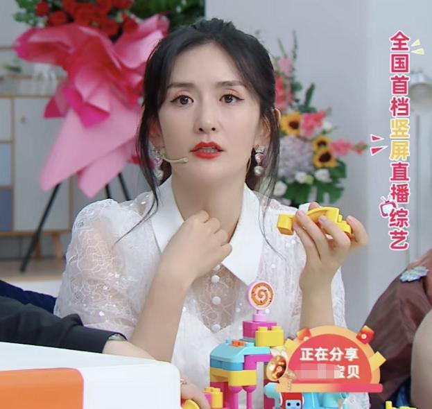 8月13号晚上七点半,谢娜准时上线开直播,她还带上刘维和方家翊一起,有