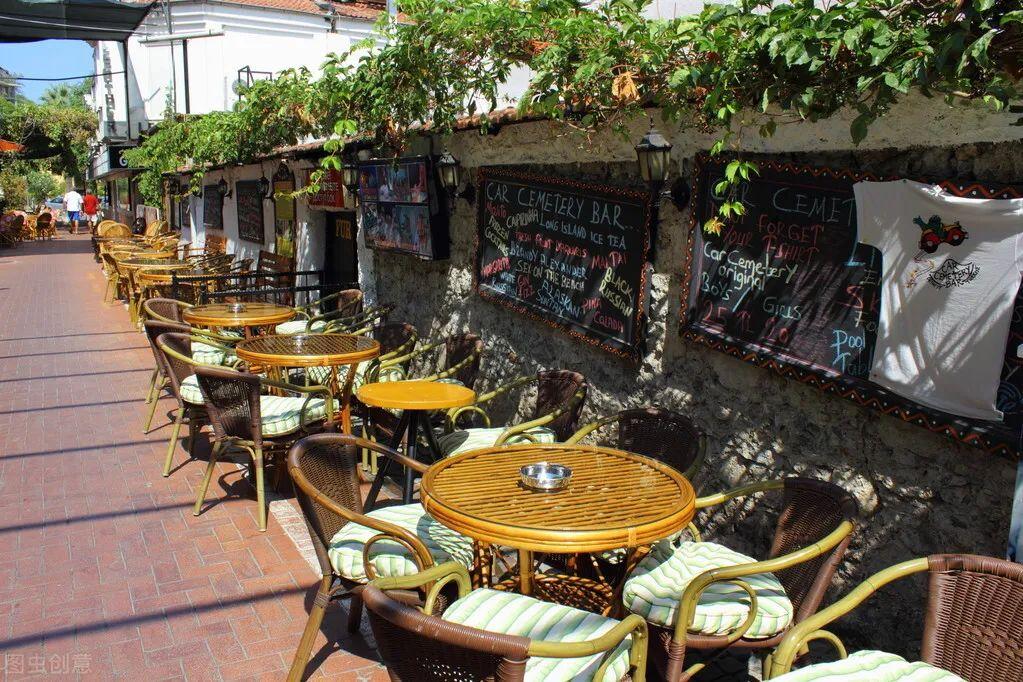 第一个,几十平米的小酒馆